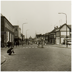 120503 Marktstraat. Gezien vanaf de Markt Richting het Noorden. Links de watermolenwal met het postkantoor. Rechts de ...