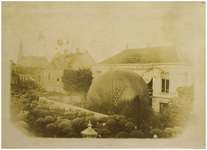 120515 Weg op den Heuvel. Rechts societeit De Harmonie, links achter de Lambertuskerk, 05-1895 - 1895