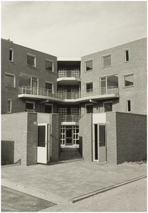 120525 Zuidende. Hoek Zuiderstraat. Achterzijde van nieuwe woningen, 13-10-1983