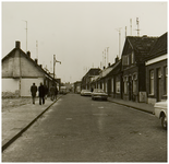 120552 Zuiderstraat gezien richting Het Westen. In het midden wordt de Zuiderstraat gekruist door de Beelsstraat, 26-03-1972