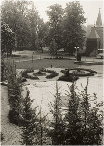 120568 Kasteeltuin. De nieuwe aangelegde tuin tussen het Kasteelplein en de Traverse. Gezien vanaf de Traverse, 21-05-1985