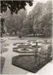 120570 Kasteeltuin. De nieuwe aangelegde tuin tussen het Kasteelplein en de Traverse. Gezien vanaf de Traverse, 21-05-1985