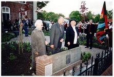 45023 1. Johanna Baartmans -Thunissen; 2. wethouder Fred Bakens; 3. Gon Seijkens- van de Pas, 16-05-2001