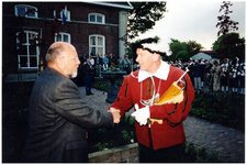 45025 Gilde broeder kapitein Wim Ras dankt Wethouder Bakens. 1. wethouder Bakens; 2. Wim Ras;, 16-05-2001
