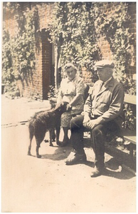 45030 Jacobus Beijk met zus Maria voor hun huis, 1934 - 1936
