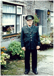 45032 Gerardus Antonius Beijk bijgenaamd Toontje Beijk: jachtopziener van L'Escaille te Hamont in uniform, 1992