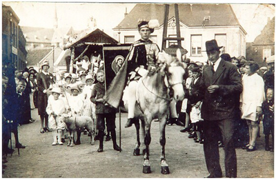 45042 H. Kindsheid-processie: Johannes Antonius Duijsters. Op het paard Toon Lammers, 1933