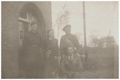 45044 Engelse militairen in Soerendonk, 11-1944