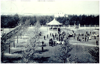 45068 Muziekkiosk, Budel-Dorplein: Panorama van Kiosk op het terrein naast de Cantine, 1901 - 1919