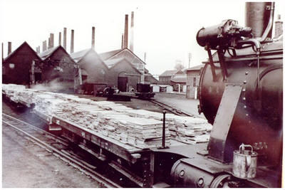 45085 Het productieproces van zink in de Kempensche Zink Maatschappij (KZM), Budelco, Budel-Dorplein: het vervoeren van ...