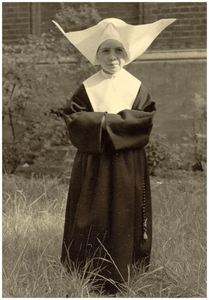 45101 Deelnemer kindsheidoptocht Budel-Dorplein: Lilian Vonken; ( kleding van de orde van Vincentius a Paolo ), 05-1953