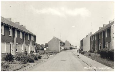 45126 Molenstraat Maarheeze, gezien richting Smits van Oyenlaan. Op braakliggend terrein links is de brandweerkazerne ...