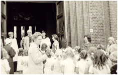 45145 Communicanten parochie O.L.V. Visitatie, Budel: communicantjes worden verwelkomd door: pastoor van de Heuvel, 1978