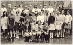 45150 2e klas van de St. Anna-school, Budel, met zuster Generose, hoofd van de school, 1968