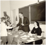 45154 Diploma-uitreiking V.G.L.O school , Budel: voorzitter schoolbestuur (NCB) reikt diploma uit aan .?.. Meeuwissen, 1965