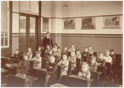 45158 Klassenfoto Lagere school Budel-Dorplein: later in gebruik als gym lokaal. Miel Croonen; Staand: Juffrouw ...