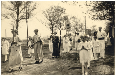 45167 Processie in Budel-Dorplein: Uitbeelding van Geloof, Hoop en Liefde, 26-05-1936 - 00-08-1939