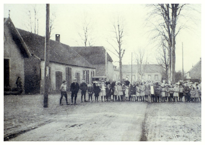 45193 Kerkstraat Maarheeze: Achter de kinderen het huis van Burgemeester Moons. Links het boterfabriekje, 1910