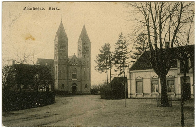 45195 Gertrudiskerk, gebouwd in 1912, rechts het huis van burgemeester Moons. Deze kerk is gebouwd naast de oude, uit ...