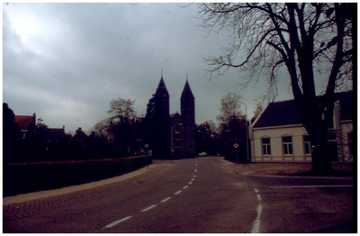 45196 Gertrudiskerk Maarheeze: Kerkstraat, gebouwd in 1912, rechts het huis van burgemeester Moons. Deze kerk is ...