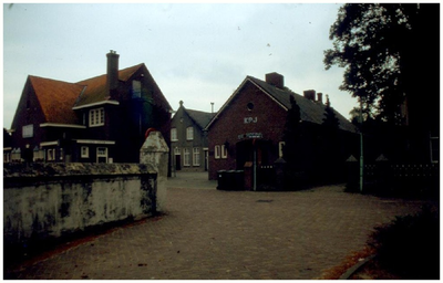 45198 Voormalige Mariaschool Maarheeze, Hogeweg: oud schoolgebouw en K P J gebouw. Links oude muur van het kerkhof, 2000