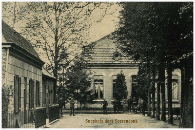 45204 Dorpsstraat Soerendonk, rechts achter het Snephuis gebouwd door Burgemeester J.H van Deurzen in 1899-1900, later ...
