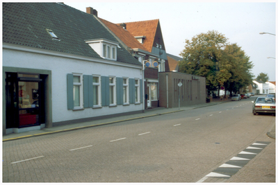 45218 Dr. Ant. Mathijsenstraat Budel, kruispunt Willem-II straat en Meidoornstraat: Links optiek Verbeek en het ...