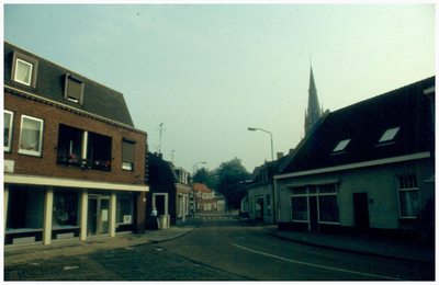 45238 Kerkstraat Budel vanaf de Markt richting de kerk: Links de viswinkel van Peter Nouwen, later makelaar ...