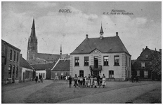 45239 Markt Budel: met het Schepenhuis: het schepenhuis is gebouwd in 1772 door Hendrik Verhees uit Boxtel. Links op de ...