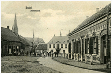 45250 Markt Budel: Midden het Raadhuis, links het hulppostkantoor, rechts het huis met de bekende ketting en palen van ...