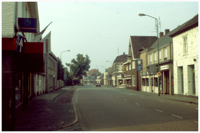 45259 Nieuwstraat Budel gezien vanuit de Markt: links het pand van Mathijsen-Scholten, daarnaast het pand van de ...