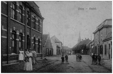 45261 Nieuwstraat Budel gezien richting Markt: links de Dorpsstraat. Het hoge huis links is bakkerij van Dinther, ...