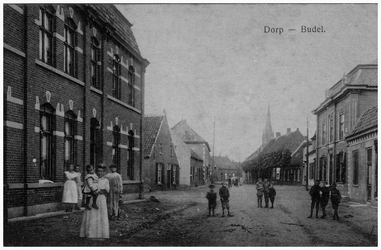 45261 Nieuwstraat Budel gezien richting Markt: links de Dorpsstraat. Het hoge huis links is bakkerij van Dinther, ...
