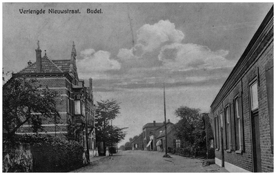 45267 Nieuwstraat Budel gezien richting Hamont/Budel-Schoot : Links voormalig politiebureau en marechausseekazerne. ...