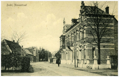 45269 Nieuwstraat Budel gezien richting Markt : Gebouw rechts eerste deel politiebureau, midden burgemeesterswoning en ...
