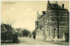 45269 Nieuwstraat Budel gezien richting Markt : Gebouw rechts eerste deel politiebureau, midden burgemeesterswoning en ...