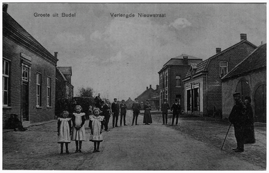 45274 Nieuwstraat Budel gezien richting Budel-Schoot: Rechts kruidenier van Og, thans wapen van Budel, daarnaast pand ...