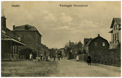 45276 Nieuwstraat Budel gezien richting Markt: links de zaal van Fanfare de Volharding later het KJV huis, MULO, B&G en ...