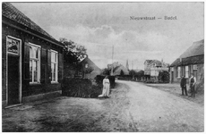 45278 Nieuwstraat Budel gezien richting Markt: rechts boerderij van Driske Zentjens (vrachtvervoer) daarachter woonhuis ...