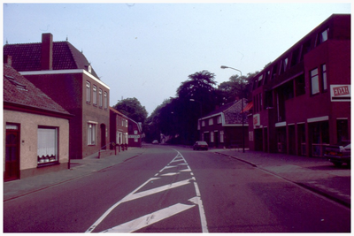 45280 Nieuwstraat Budel gezien richting Markt: rechts supermarkt EDAH, links fysiotherapie De Jager, 2000