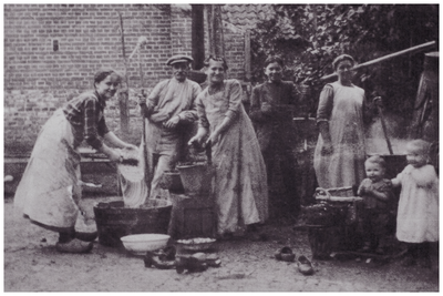 45301 Huishoudelijke hygiëne: het wassen van kleding door de familie Bartels, Budel: 3. Hulp;, 1914 - 1918