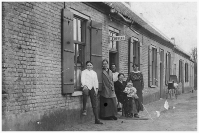 45302 Postwagendiensthuis en kapperszaak : G. Bartels, Willem de Zwijgerstraat 1, Budel, 1914 - 1918