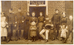 45308 Café Bartels, Willem de Zwijgerstraat, Budel: Militairen bij postwagendienst, 1914 - 1918