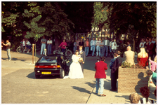 45320 Het aankomen van het bruidspaar bij de kerk O.L.V. Visitatie in Budel, 10-05-2000