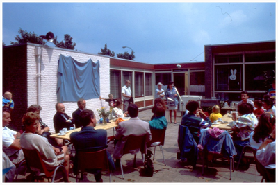 45343 Dit was een voormalig Mariakleuterschool. Aanwezig was: o.a. burgemeester Krijgsman; secretaris Canjels; ...