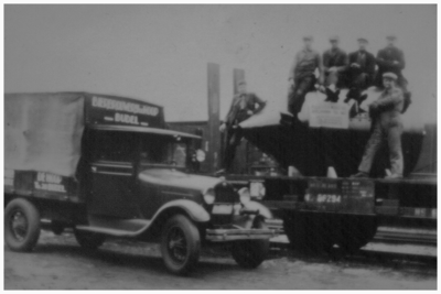 45356 Het overladen van een nieuwe bierketel van trein naar vrachtwagen bij station Budel-Schoot, 1930 - 1939
