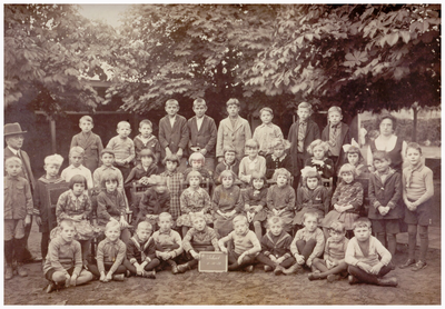 45379 Klassenfoto Budel-Schoot van alle leerlingen. Schoolhoofd meester Leijsen, 11-10-1932