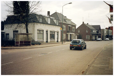 45427 Stoffenhandel Emmers (nr. 22) en op achtergrond de Bongobar, Dr. Anton Mathijsenstraat, Budel, 1980 - 1989
