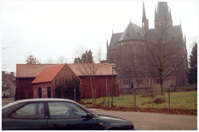 45442 Op voorgrond Pnem huisje en kunstmestopslag Boerenbond. Achtergrond kerk O.L.V. Visitatie Budel, 2002