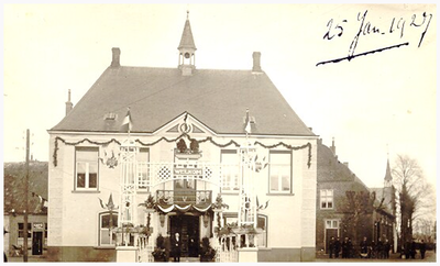 45451 Installatie Burgemeester van Hout: het versierde raadhuis, Markt 1, Budel, 25-01-1927